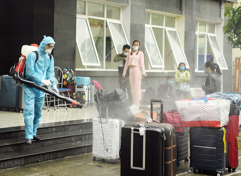 Toàn bộ hành lý được tiêu độc, tẩy trùng trước khi chuyển ra xe cho công dân.